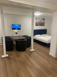 汉堡Hanseat Apartments的配有一张床和一张桌子及椅子的房间