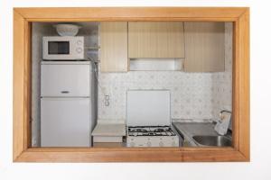 库列拉Florazar 1, I-A 7-B的小厨房配有白色冰箱和水槽