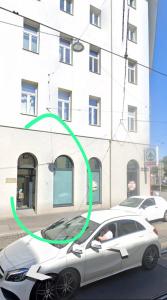 维也纳Goldberger Apartment 1020的停在大楼前的白色汽车