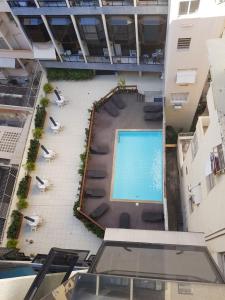 里约热内卢Duplex charmoso - Ótima localização的享有带游泳池的大楼的顶部景致