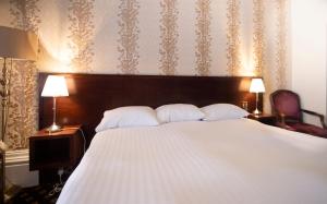 滨海韦斯顿卡伯特苑威瑟斯本酒店的卧室配有带白色枕头的大床