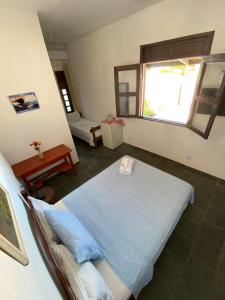 SítioPousada Marinheiro的一间卧室设有一张床和一个窗口