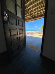 SítioPousada Marinheiro的享有海滩景致的开放式门