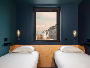 旺夫Eklo Paris Expo Porte de Versailles的带窗户的客房内的两张床
