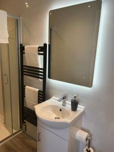 兰迪德诺格兰万默尔住宿加早餐旅馆（仅限成人）的浴室设有白色水槽和镜子