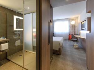 卢加诺诺富特卢加诺天堂酒店 的一间酒店客房 - 带一张床和一间浴室