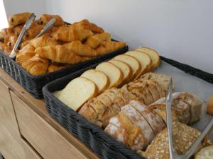 内顿斯内登维塔公园全季酒店的一大堆不同类型的面包和糕点