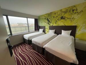 内顿斯内登维塔公园全季酒店的酒店客房设有两张床和窗户。