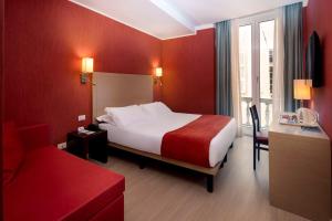 热那亚贝斯特韦斯特波尔托安蒂科酒店的酒店客房,设有床铺和红色的墙壁