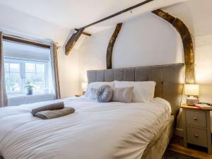 巴恩斯特珀尔3 bed in Braunton 85884的卧室设有一张大白色的床和大窗户