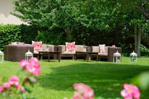 伊斯坦布尔希尔顿伊斯坦布尔博斯普鲁斯酒店的庭院里一张带粉红色枕头的棕色沙发