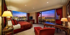 伊斯坦布尔希尔顿伊斯坦布尔博斯普鲁斯酒店的酒店客房设有一张床和一个大窗户