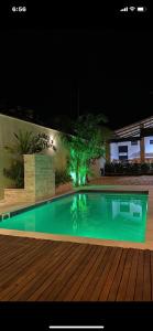 卡罗莱纳Pousada Maktub的夜间在房子前面的游泳池