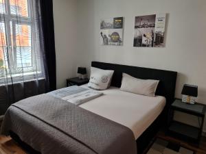 茨维考City Pension Zwickau的卧室内的一张床位,配有两个枕头