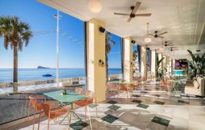 贝尼多姆Barceló Benidorm Beach - Adults Recommended的海景餐厅