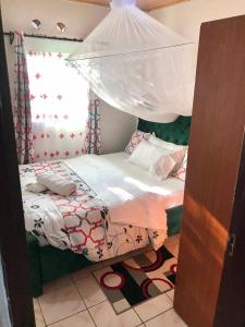 基苏木Stone Island的一间卧室配有一张带蚊帐的床