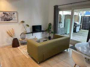 WaalreWaltrilo的客厅配有绿色沙发和桌子