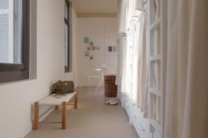 尼斯Slo Nice的走廊上设有长凳,位于带窗户的房间内