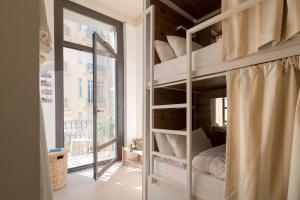 尼斯Slo Nice的客房设有带窗户的双层床。