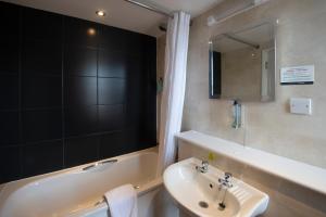 图克斯伯里霍普波勒沃德斯庞皇家酒店的浴室配有盥洗盆和浴缸。