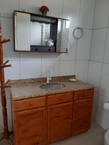弗洛里亚诺波利斯Sieber's Residence的一间带水槽和镜子的浴室