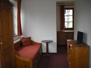 哈拉霍夫波米运动酒店的客房设有床、桌子和窗户。