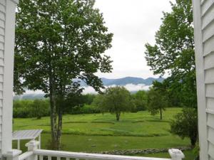 舒格高地落日山别墅酒店的从房子的窗户欣赏田野的景色