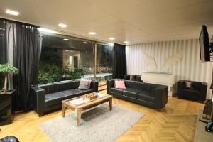 赫尔辛基Suuri talo Kaskisaaressa lähellä Helsingin keskustaa的客厅配有黑色沙发和咖啡桌