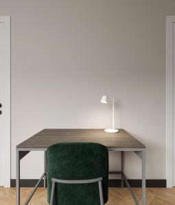 慕尼黑Numa Munich Obersendling的一张带绿椅和台灯的桌子