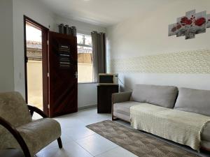 约恩维利Valentina Ramos Pousada - Joinville-SC的客厅配有沙发和椅子