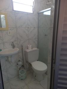 萨尔瓦多Pousada da Mércia - Itapuã (BA)的一间带卫生间和水槽的浴室