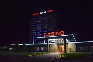 阳光海滩Europe Hotel & Casino All Inclusive的一座在晚上有赌场标志的建筑
