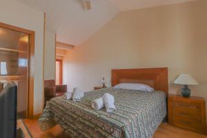 圣波拉022 - Las Palmeras III - 001 - comfortHOLIDAYS的一间卧室配有带白色枕头的床