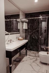 基希讷乌Time Hotel&SPA的一间带水槽和淋浴的浴室