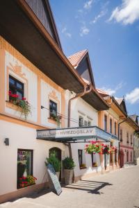 凯日马罗克维多斯拉夫精品酒店的城镇中一条有建筑和鲜花的街道