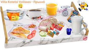 VolissosVilla Kotetsi - Rooms To Let - Volissos - Chios的一张桌子,上面有早餐食品和饮料