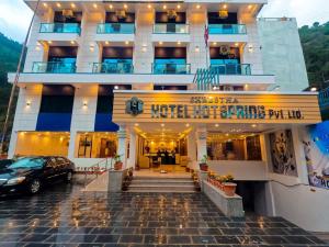 BeniShrestha Hotel Hotspring PVT.LTD的前面有停车场的酒店