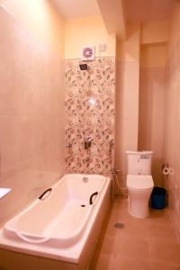BeniShrestha Hotel Hotspring PVT.LTD的带浴缸和卫生间的浴室。