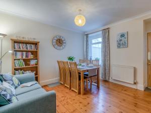 Bishops Tawton3 Bed in Barnstaple 77506的客厅配有桌子和沙发