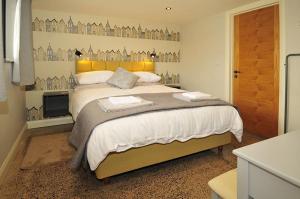 马奇温洛克Westwood Lodge的一间卧室配有一张大床和电视