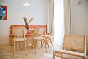 巴黎Wonderful Luxury and Design Apt in Mouffetard的一间带桌椅的用餐室