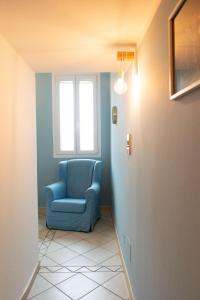 拉文纳Le Camere di Olivia的走廊上的蓝色椅子,带窗户