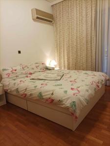 雅典Spacious Double room in the Center of Athens的一间卧室配有一张带白色棉被和圣诞装饰的床。