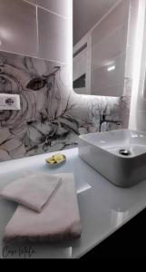 圣安吉罗山Casa MaLù 18的浴室设有水槽和柜台上的毛巾