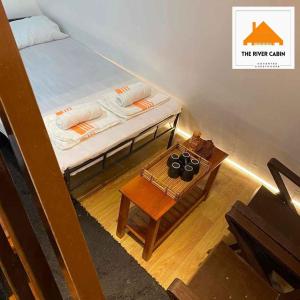 San VincenteTheRiverCabin A-Frame Loft Unit的小房间设有一张床和一张桌子