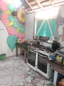 卡马萨里Cabana família coruja的厨房配有炉灶、水槽和柜台。