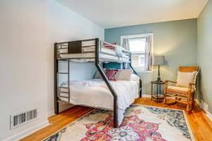 卡拉马祖Wicks Home - Desirable Neighborhood Near Downtown home的卧室配有两张双层床和地毯。