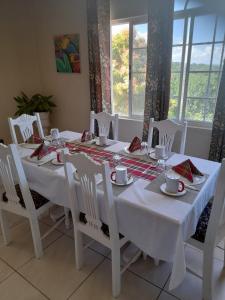 法尔茅斯度假宾馆的白色的餐桌、白色的椅子和白色的桌布
