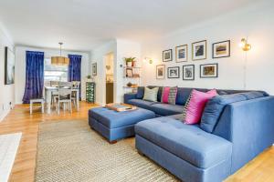 卡拉马祖Wicks Home - Desirable Neighborhood Near Downtown home的客厅配有蓝色的沙发和桌子