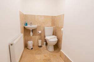 塔文Newly renovated 3 bed Tarvin home -sleeps up to 11的一间带卫生间和水槽的浴室